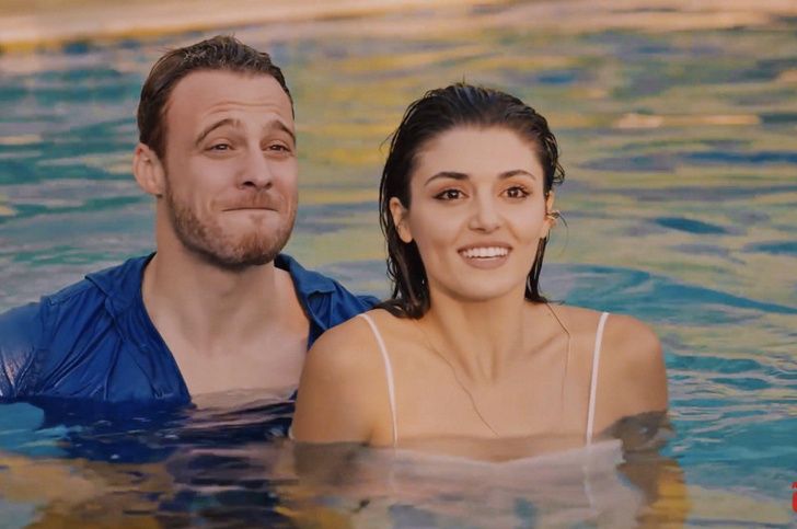 Любят турки купаться в одежде. Кадр из сериала "Постучись в мою дверь", 2020-2021, реж. Ender Mihlar