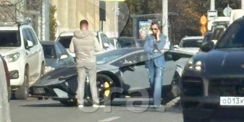 В Екатеринбурге жена хозяина люкс-автопарка разбила авто за 27 млн, устроив ДТП. Фото: t.me/url_mash