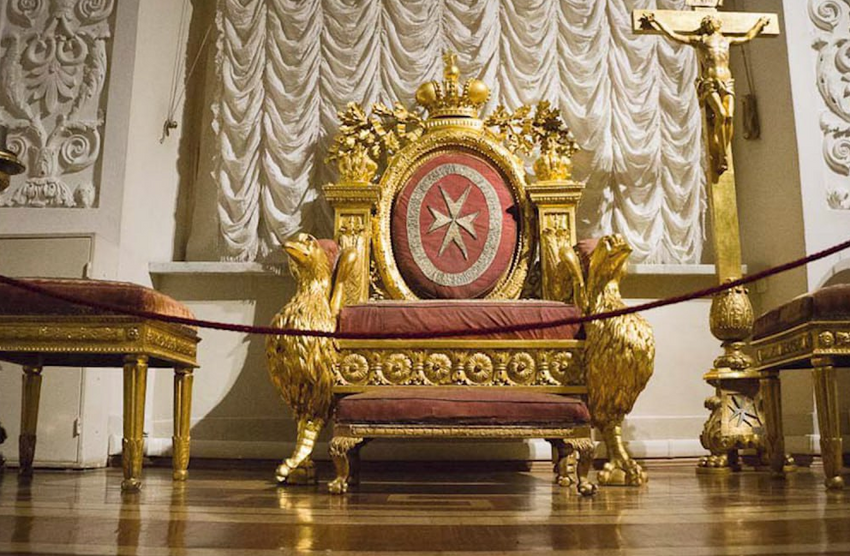 Петербуржец получил 800 тыс штрафа за то, что посидел в Эрмитаже на троне мальтийского магистра. Фото: @breakingmash