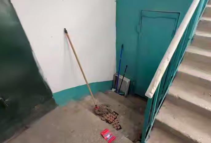 Симферопольчанка самовольно лишила жителей дома входа в подъезд, открыв магазин. Фото: t.me/mash_na_volne