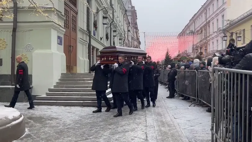 Гроб с телом Евгении Добровольской выносят из МХТ. ФОТО: «ЖИЗНЬ»