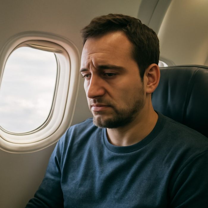 В Сибири инвалид отсудил у авиакомпании 100 тысяч за неудобное место. Фото сгенерировано нейросетью Perplexity по материалам статьи.