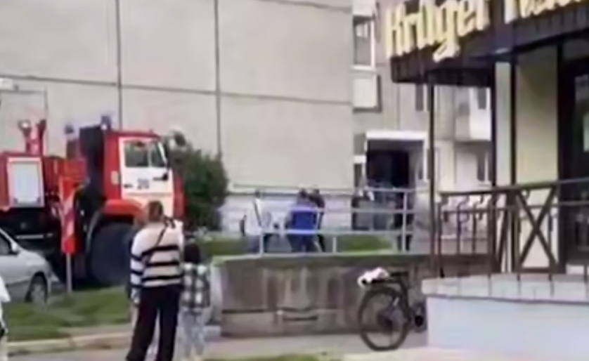 В Красноярске жители дома устроили самосуд над соседом, обвинив его в поджоге. Фото: t.me/kras_mash