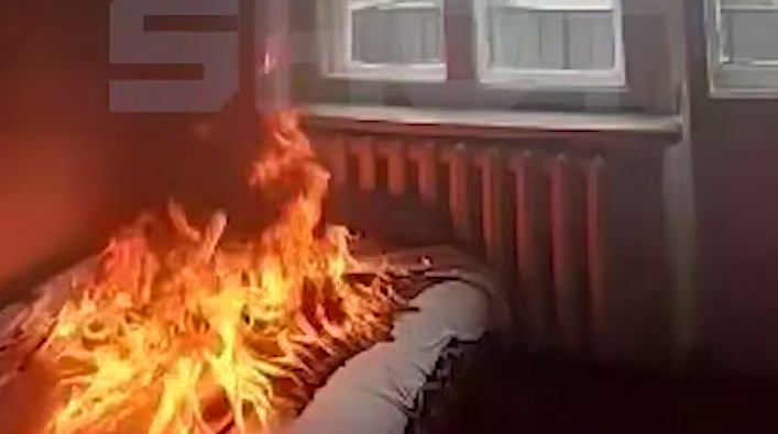 В Татарстане 19-летняя девушка случайно сожгла квартиру, снимая видео в ТикТок. Фото: t.me/shot_shot