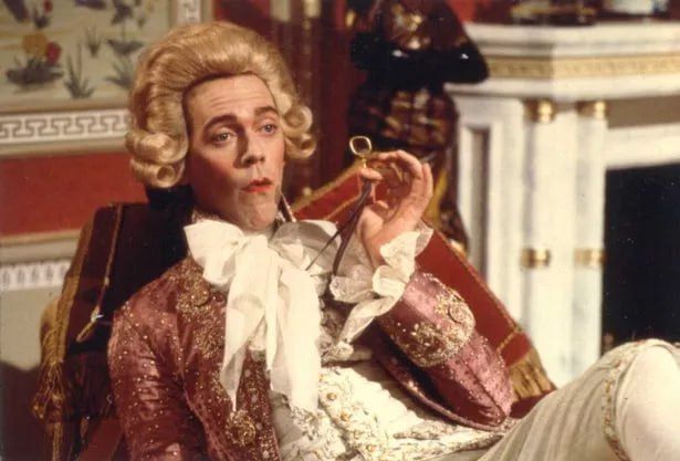 Хью Лори в образе принца-регента Георга. Кадр из сериала "Черная гадюка - 3", 1987, реж. Мэнди Флетчер