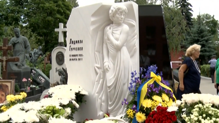 Памятник Людмилы Гурченко на Новодевичьем кладбище. Фото: кадр из док. фильма «Людмила Гурченко. В блеске одиночества»