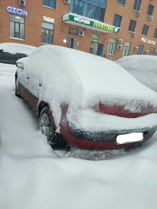 Заваленная снегом машина. Фото: "Жизнь"