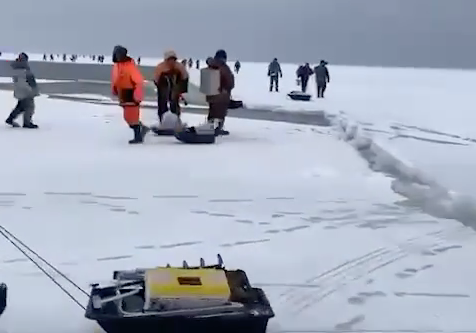 В Приморье 54 рыбака уплыли в открытое море на оторвавшейся от берега льдине. Фото: @amur_mash