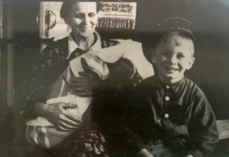 Маленький Сережа с бабушкой Олей и сестрой Таней. ФОТО из личного архива