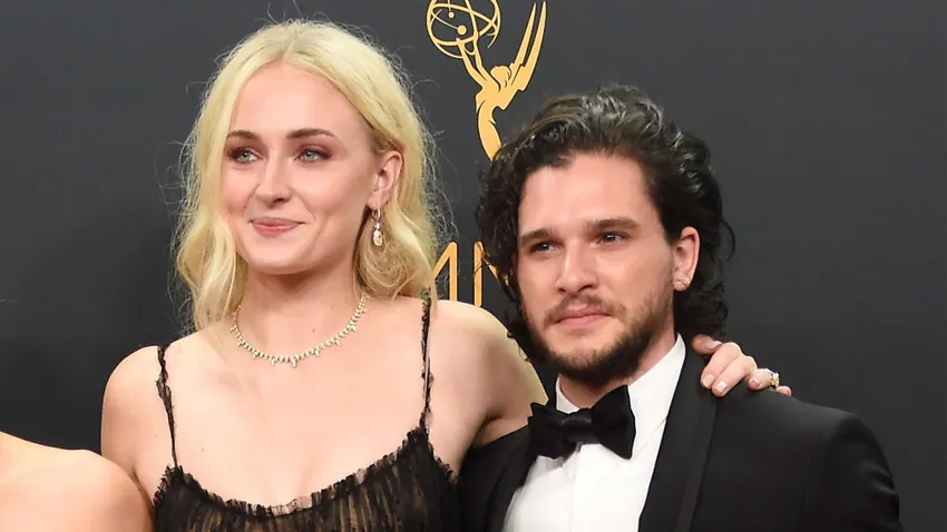 Звезд «Игры престолов» Софи Тернер и Кита Харингтона чуть не вырвало от поцелуя. Фото: соцсети