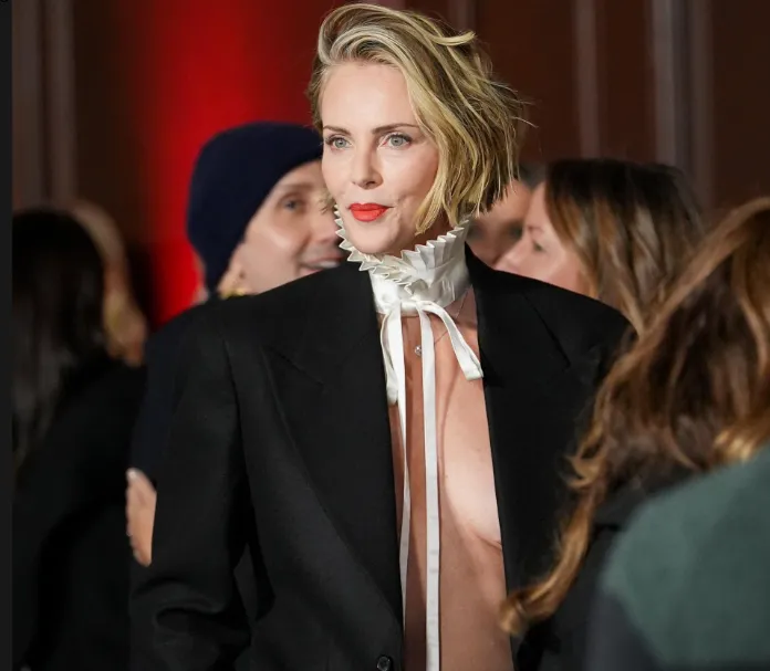 50-летняя Шарлиз Терон сверкнула бюстом на премьере фильма "Вершина". Фото: соцсети