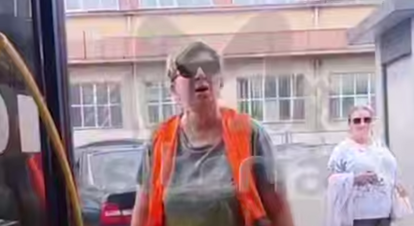 В Новосибирске водительница троллейбуса оскорбила инвалида за сломанный пандус. Фото: t.me/mash_siberia