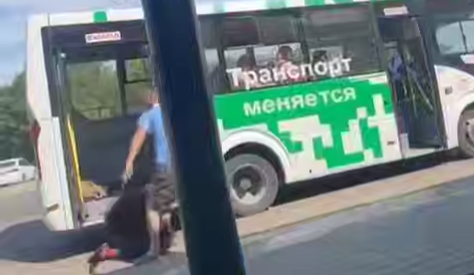 В Благовещенске шофер автобуса избил пенсионера у больницы за безбилетный проезд. Фото: t.me/amur_mash
