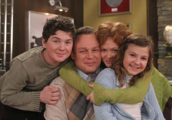 Сергей Жигунов со своими экранными детьми. Кадр из сериала