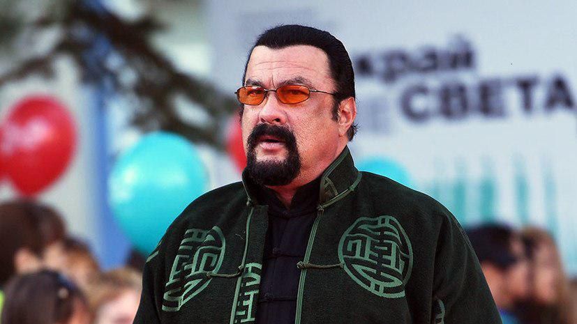 Стивен Сигал вместе с сыном открыл бизнес по переработке отходов в России. Фото: @breakingmash