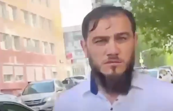 Бородатый мужчина напал на журналистку и ее операторов и сломал им камеры. Фото: @url_mash