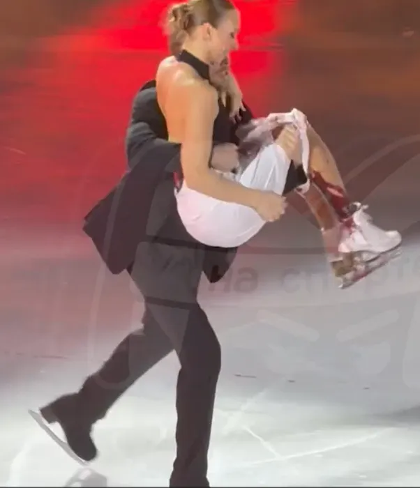 Никита Кацалапов уносит Викторию на руках. ФОТО: соцсети