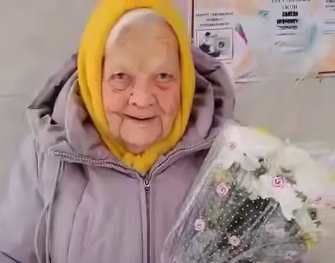 Под Новосибирском соседи всем домом поздравили пенсионерку с 102-летием. Фото: t.me/mash_siberia