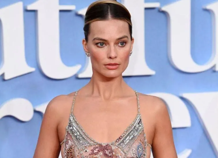 Звезда «Барби» Марго Робби шокировала всех на премьере фильма голым платьем. Фото: t.me/SuperRu