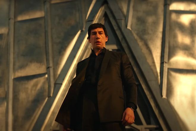 Режиссер «Крестного отца» продает вещи после провала нового фильма «Мегаполис». Кадр из фильма «Мегаполис», 2024 год, реж. Фрэнсис Форд Коппола