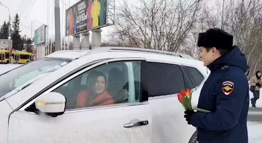 В Томске сотрудники ДПС останавливали авто дам, чтобы подарить цветы на 8 марта. Фото: t.me/umvd70