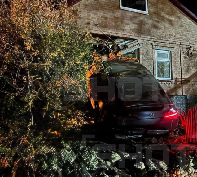 Мерседес Анастасии влетел прямо в оконный проем и разрушил пол стены. ФОТО: t.me/shot_shot