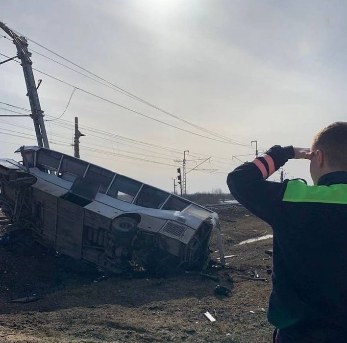 Семь человек, в том числе водитель, погибли в результате столкновения пассажирского поезда и автобуса в Ярославской области. Фото: t.me/breakingmash