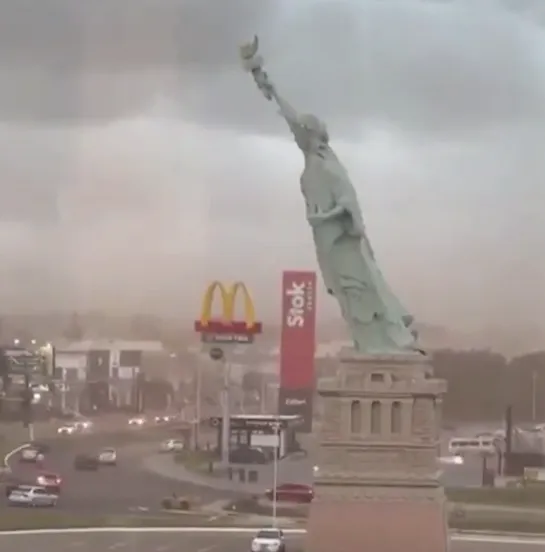 В Бразилии статуя свободы рухнула на парковку из-за сильнейшего ветра. Фото: t.me/shot_shot