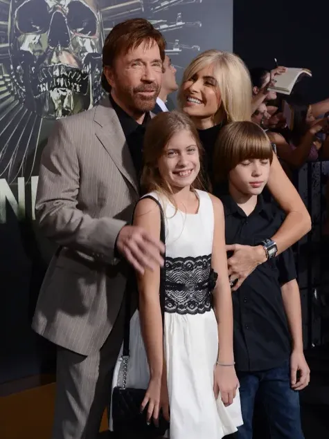 Чак с супругой и младшими детьми. ФОТО: соцсети