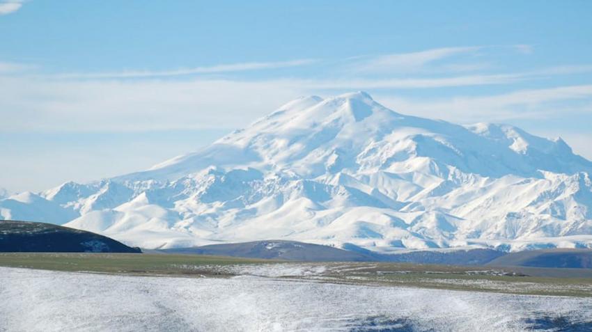 На Эльбрусе на высоте 4600 метров москвичку-альпинистку завалило камнями. Фото: t.me/shot_shot