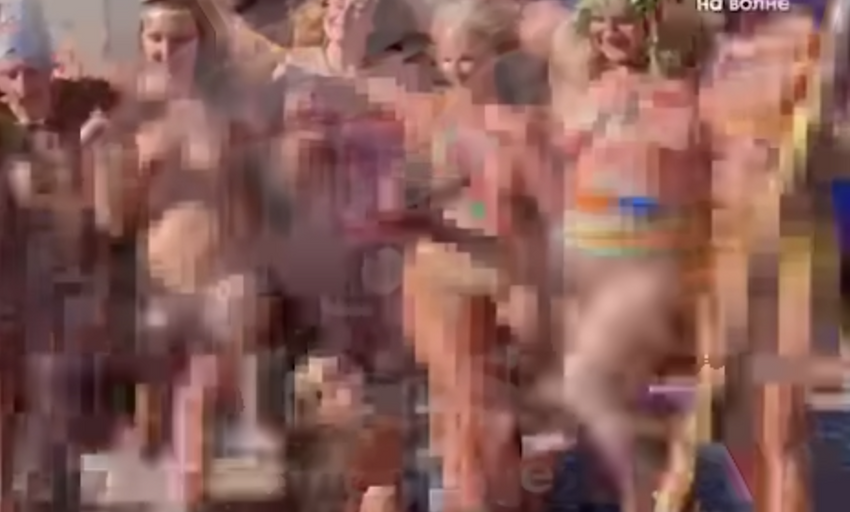 В Коктебеле на пляже голые нудисты станцевали вокруг девочки в День Нептуна. Фото: t.me/mash_na_volne