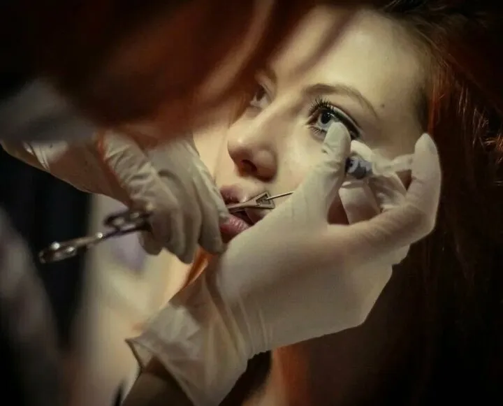 В Питере 14-летняя девочка чуть не умерла от кровопотери после пирсинга губы. Фото: соцсети