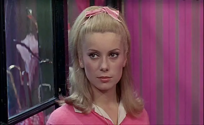 Кадр из фильма "Шербурские зонтики", реж. Жак Деми, 1966 год