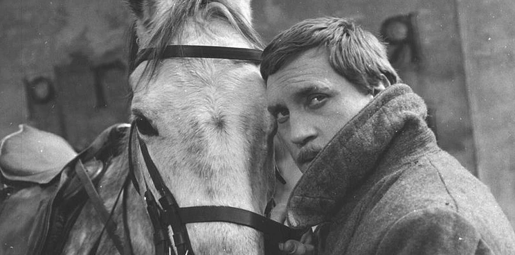 Владимир Высоцкий в роли поручика Брусенцова. Кадр из фильма "Служили два товарища", реж. Евгений Карелов