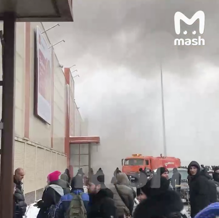 На рынке "Садовод" вспыхнул пожар второго ранга. Есть пострадавшие. Фото: @breakingmash