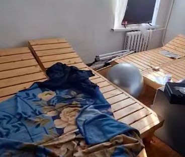 В Калининградской области мужчина украл с пляжа 5 лежаков для своей квартиры. Фото: t.me/amber_mash