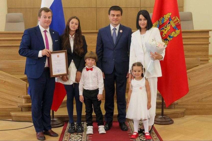 Семья депутата Железногорска, который пьяным сел за руль, стала семьей года. Фото: t.me/kras_mash