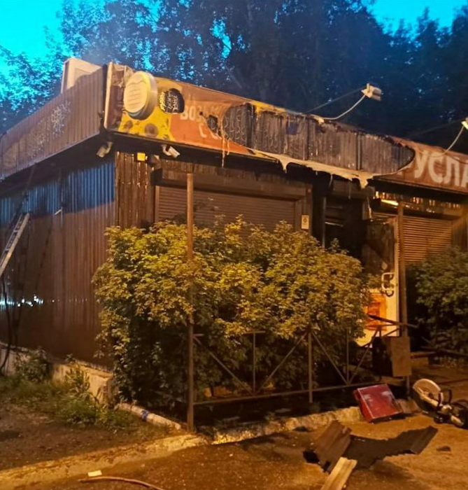В Иркутске прохожий вынес на руках женщину без сознания из полыхающего магазина. Фото: t.me/babr_mash