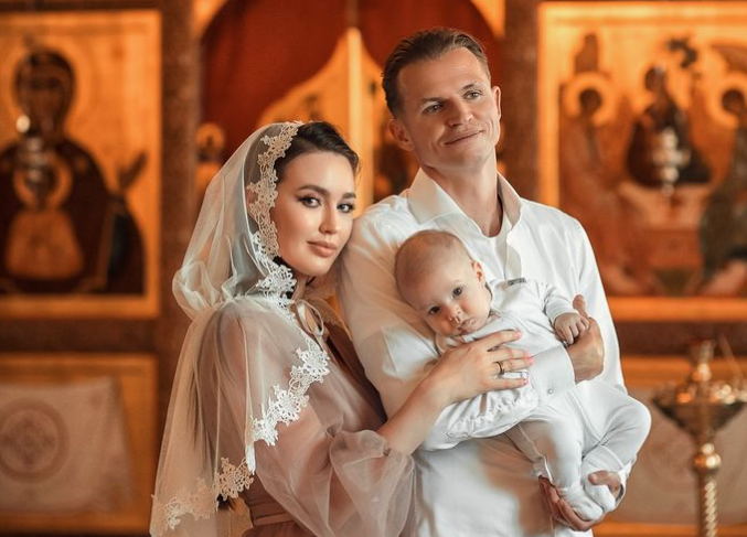 Анастасия и Дмитрий на крестинах сына. Фото: Инстаграм (запрещен в России) / @kostenko.94