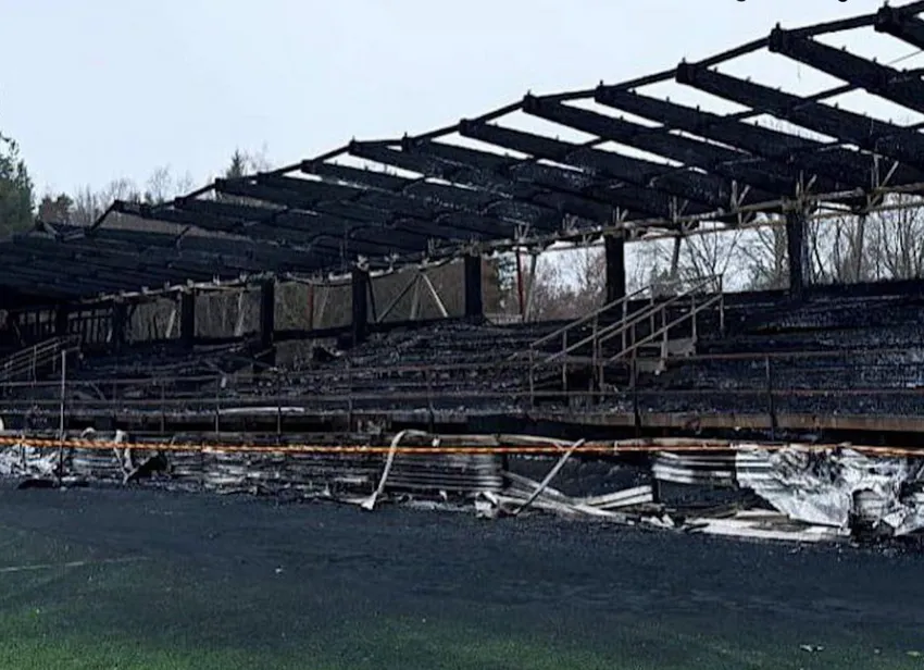 В Финляндии ультрас ФК «Хака» сожгли стадион из-за вылета команды в низшую лигу. Фото: t.me/mashnasporte