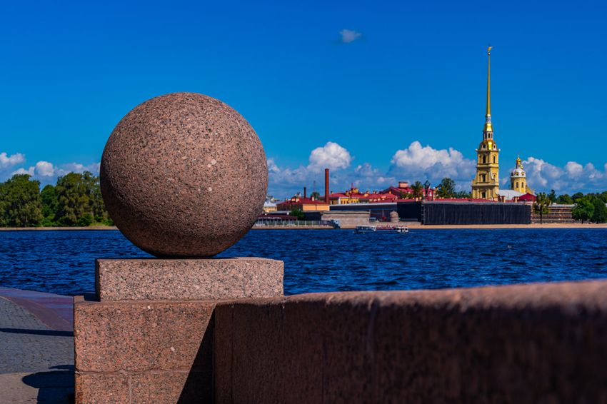 На Стрелке Васильевского острова можно увидеть Гостиный двор, здание Биржи, Дворцовую набережную и Петропавловскую крепость. Гранитный шар на Васильевском острове. Фото: Лицензионный фотобанк СПб ГБУ "ГТИБ"