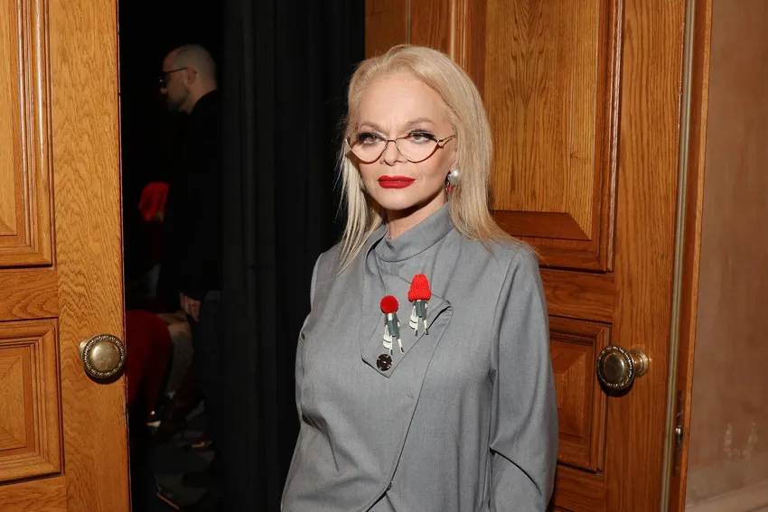 В Москве пенсионеров привели к дому Долиной на экскурсию, рассказав о ее деле. Фото: соцсети