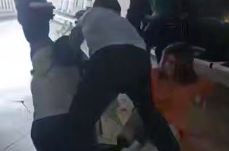 В Новосибирске пациентки женской консультации подрались, стоя в очереди. Фото: t.me/mash_siberia