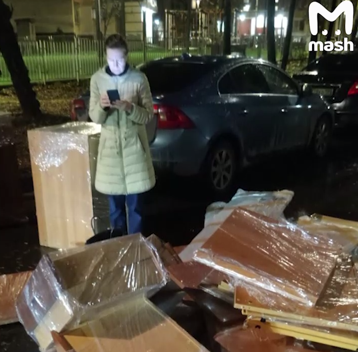 Татьяна с выкинутой на землю мебелью. мебелью. Фото: t.me/breakingmash