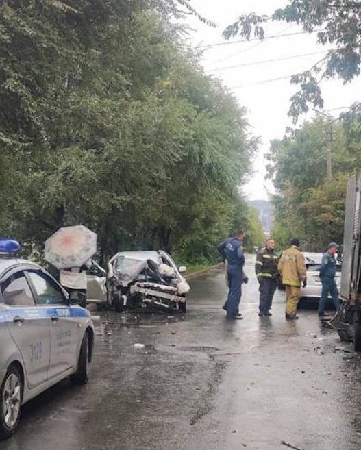 Момент столкновения легковушки и грузовика. ФОТО: t.me/amur_mash