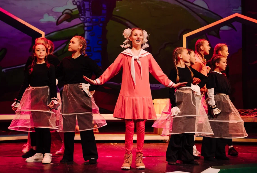 Школьные театры выпустили более 10 000 постановок