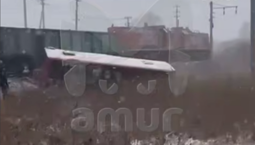 В Хабаровске автобус вылетел на ЖД и столкнулся с поездом, четверо пострадали. Фото: t.me/amur_mash