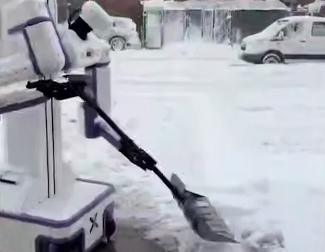 В Нью-Йорке робот-дворник вышел на улицы после жуткого шторма и убирал снег. Фото: t.me/shot_shot