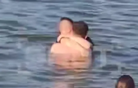 В Краснодарском крае на пляже парочка занялась сексом в воде на глазах у детей. Фото: t.me/shot_shot