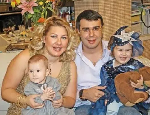 Ева Польна с мужем и дочерьми. ФОТО: соцсети